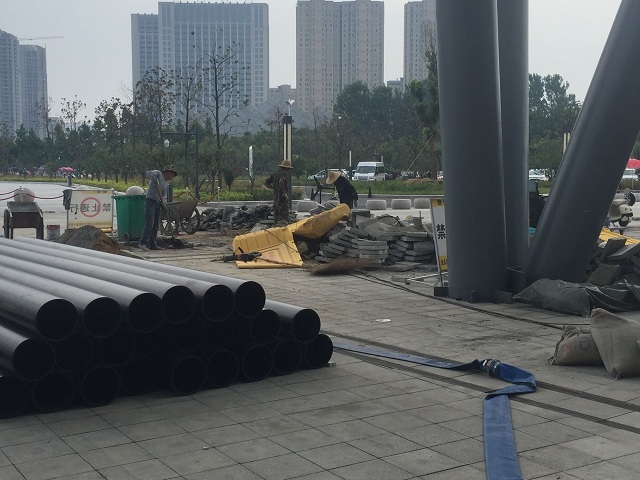 高温的中午，工人顶着烈日施工.jpg